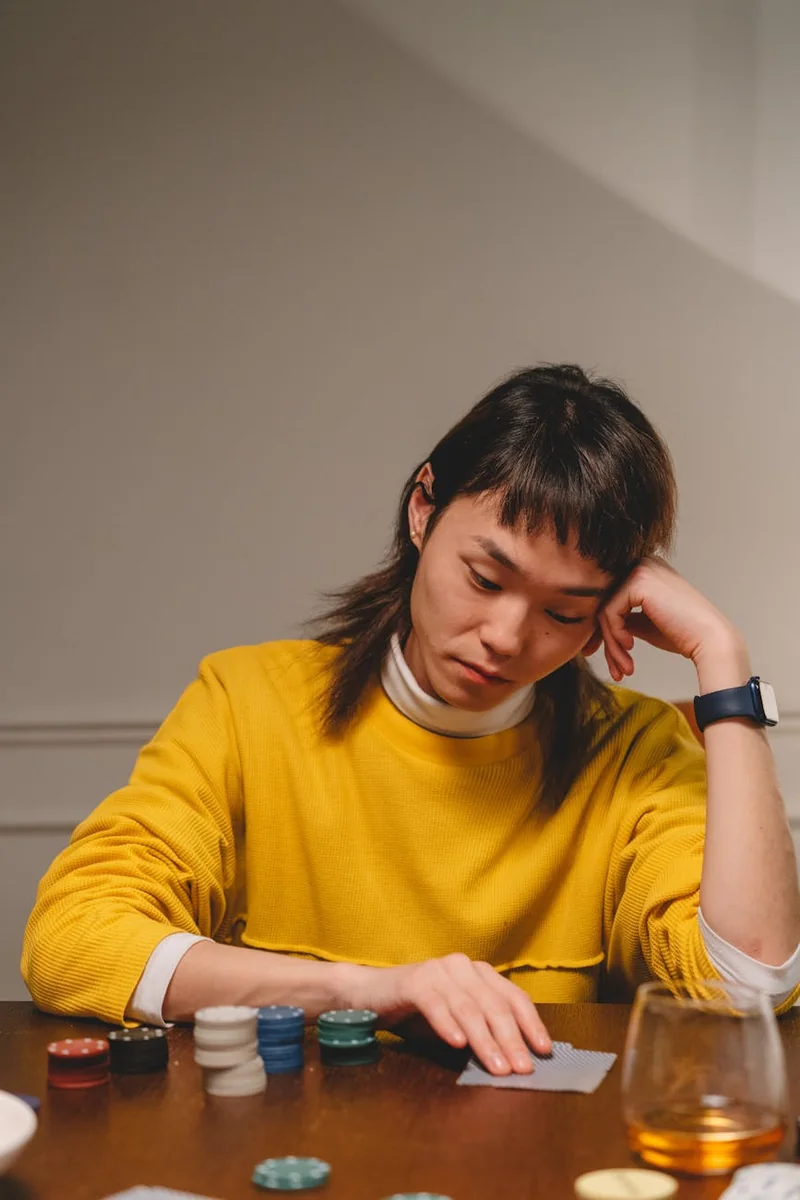 剧情长片分组画面，人物在室内场景中停留